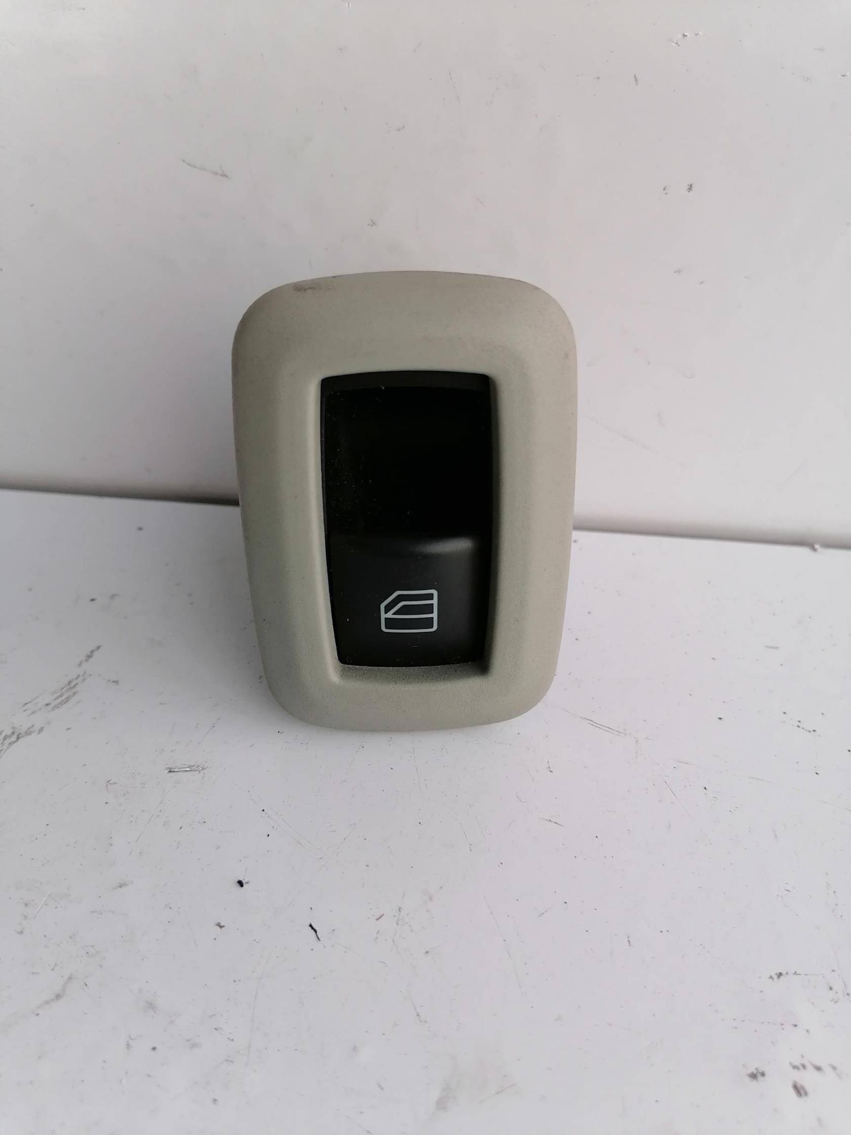 Interruttore alzacristalli porta post. sx.